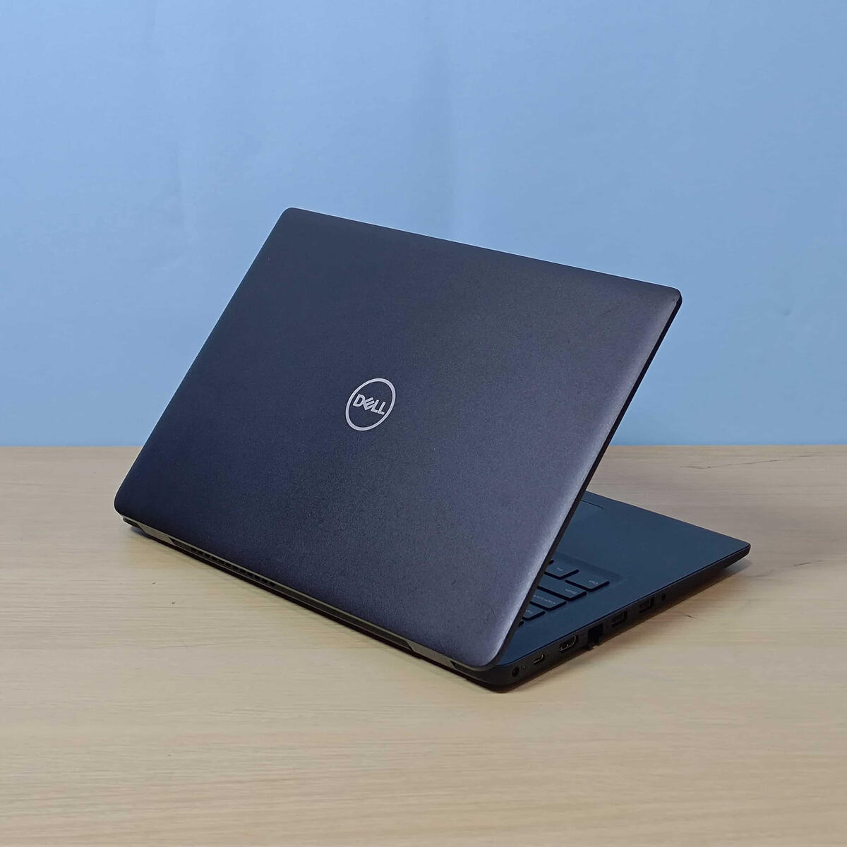 Dell Latitude 3400 Belakang Kanan Dell Latitude 3400 Belakang Kanan Butik Laptop