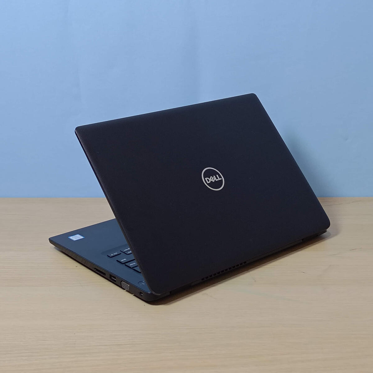 Dell Latitude 3400 Belakang Kiri Dell Latitude 3400 Belakang Kiri Butik Laptop